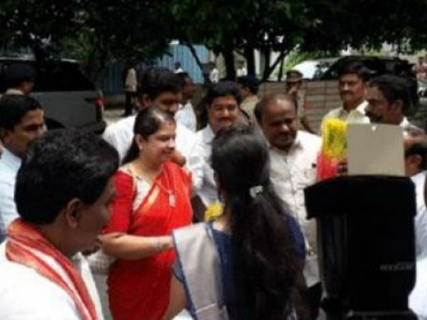 దుర్గమ్మను దర్శించుకుని..