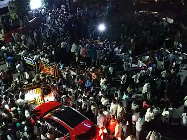 Karunanidhi LIVE updates: DMK stalwart critical, Nitin Gadkari visits Kauvery hospital Karunanidhi LIVE updates: DMK stalwart critical, Nitin Gadkari visits Kauvery hospital