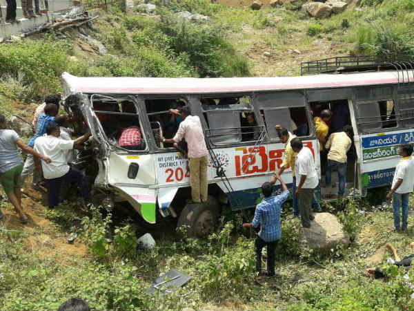 ప్రమాదం జరగ్గానే స్థానిక యువత సహాయం