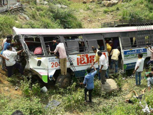 బస్సు బ్రేకులు ఫెయిలయి ఉంటాయని