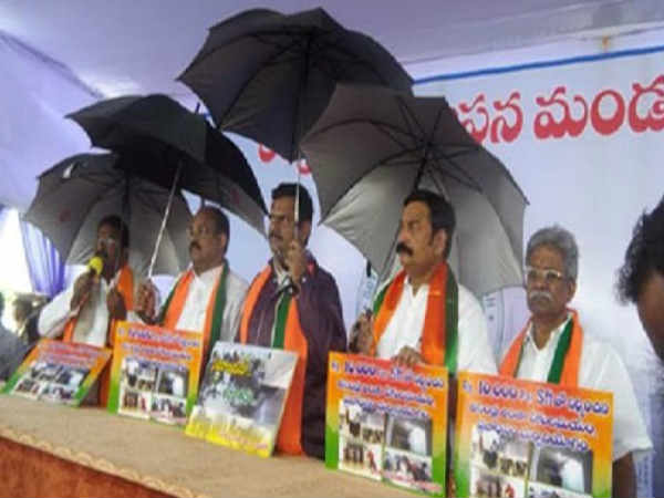 భాజపా ప్రజాప్రతినిధులు...నిరసన