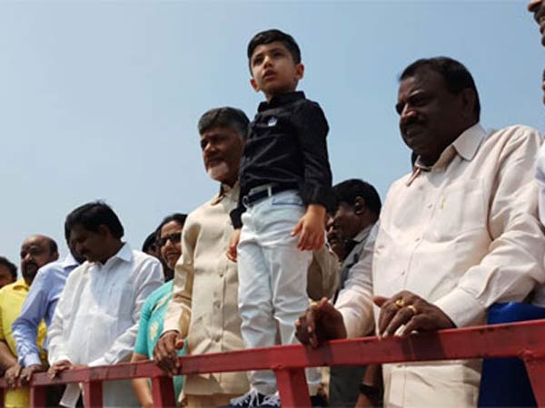గ్యాలరీ ప్రారంభం.. ఫ్యామిలీతో సందర్శన