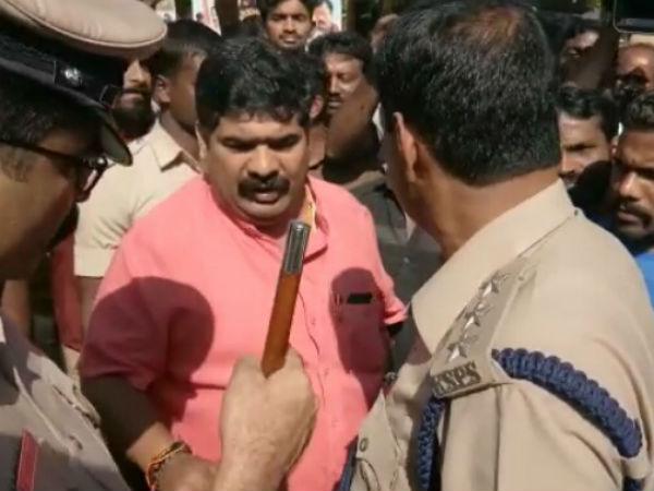 పోలీసులు కాంగ్రెస్ ఏజెంట్లు