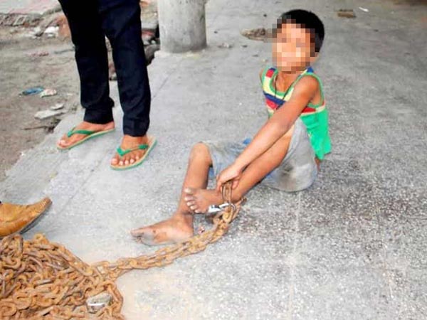 Boy tied to pole with chains for robbing slippers in clinic Boy tied to pole with chains for robbing slippers in clinic