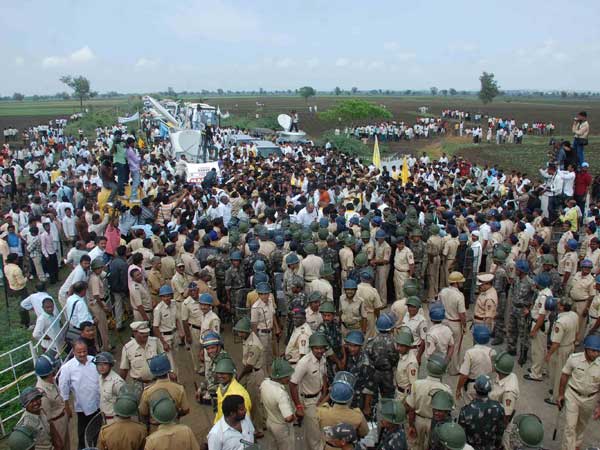 మోడీ, కేసీఆర్ కలిసి..