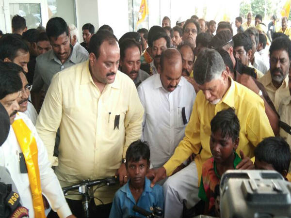చంద్రబాబు సహా వారిపై లాఠీఛార్జ్