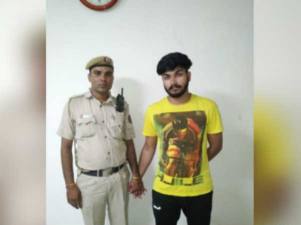 Son of a police thrashes woman, video goes viral Son of a police thrashes woman, video goes viral