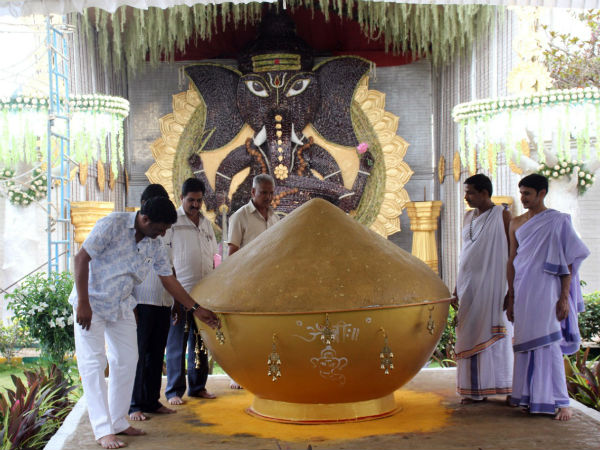 భక్తుల ప్రత్యేక పూజలు