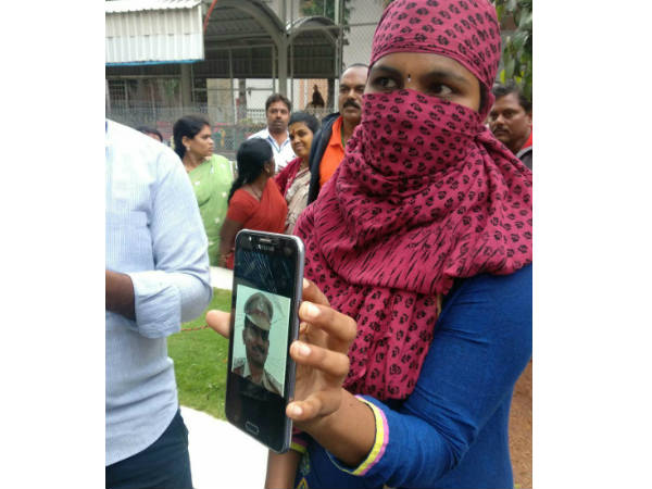 రూం బుక్ చేశానని చెప్పాడు