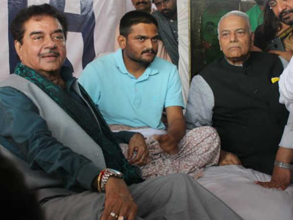 Hardhik Patel breaks his fast, says he will live and fight for the reservations Hardhik Patel breaks his fast, says he will live and fight for the reservations