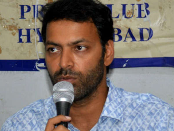 JC Pawan abuses a villager for having asked to fulfill the promises JC Pawan abuses a villager for having asked to fulfill the promises