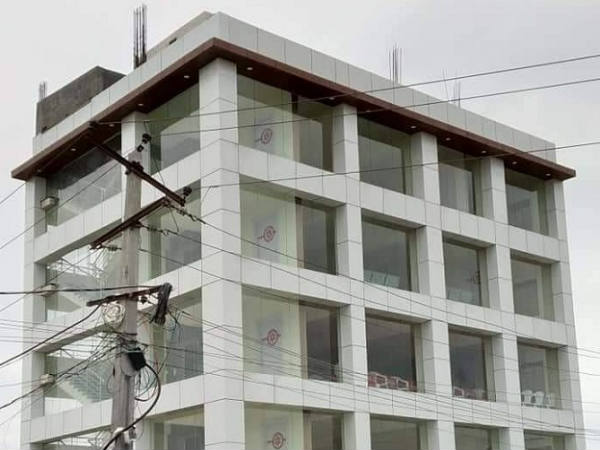 కార్పోరేట్ స్టైల్లో...భారీ భవనం