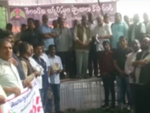 Telangana Journalists Protest in Delhi against KCR Govt Telangana Journalists Protest in Delhi against KCR Govt