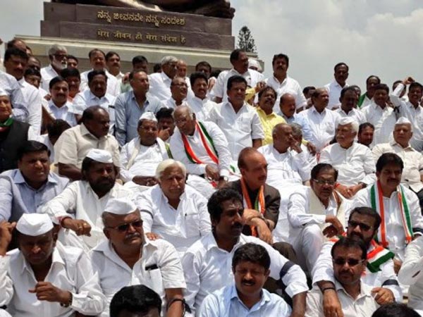 తొలిసారిగా ఎన్నికైన ఎమ్మెల్యేలకు పదవీ వ్యామోహం