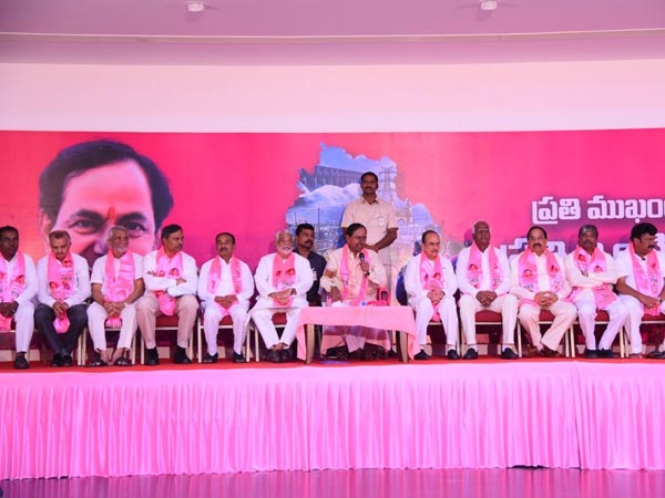 క్యాంపు కార్యాలయాలు ఖాళీ చేయండి..