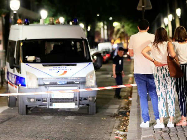 Knife attack in Paris leaves seven including two British tourists injured Knife attack in Paris leaves seven including two British tourists injured