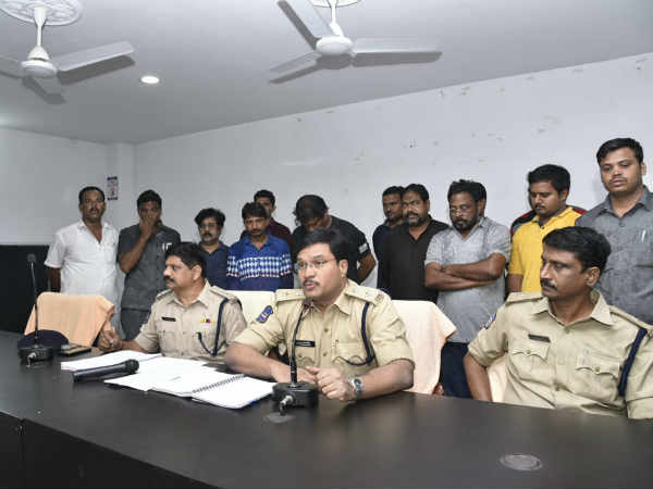 వేర్వేరు ప్రాంతాల్లో దొరికారు