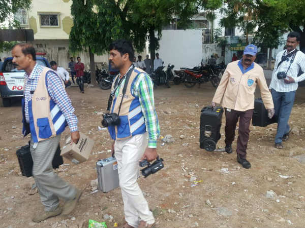 లోపలకు వెళ్లి చూడగా కనిపించని వస్తువులు