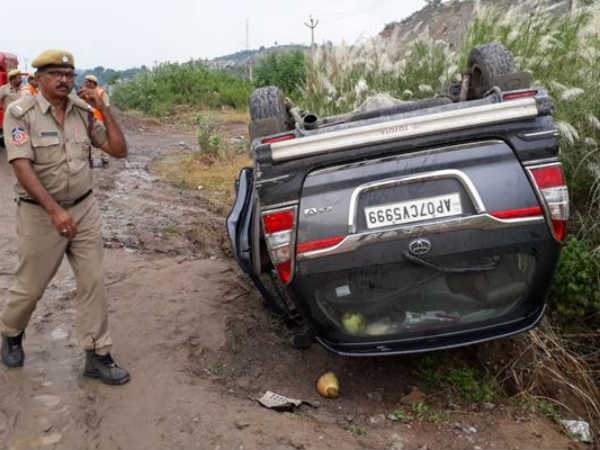 prathipati pulla rao convoy car met accident at polavaram prathipati pulla rao convoy car met accident at polavaram