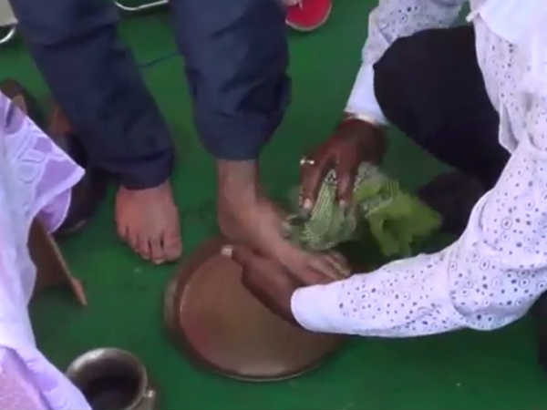 BJP MP Nishikant Dubey Slammed for Allowing Party Worker to Wash His Feet and Drink Up the Water BJP MP Nishikant Dubey Slammed for Allowing Party Worker to Wash His Feet and Drink Up the Water
