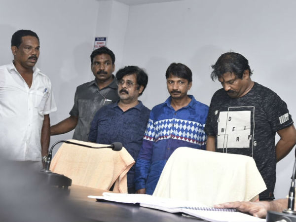 ప్యాంట్ జేబులో చేతులు పెట్టుకొని