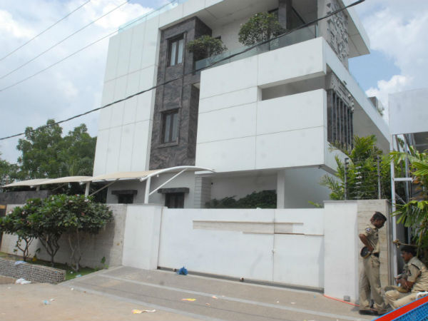 రేవంత్ తోపాటు సోదరుడు, బంధువుల ఇళ్లలోనూ..
