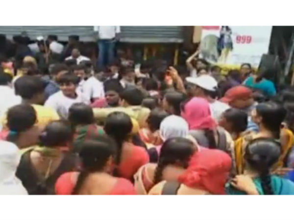 షాపింగ్ మాల్ మూసివేత.. మహిళల ఆగ్రహం
