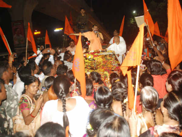 Swami Paripoornananda gets a saffron welcome Swami Paripoornananda gets a saffron welcome