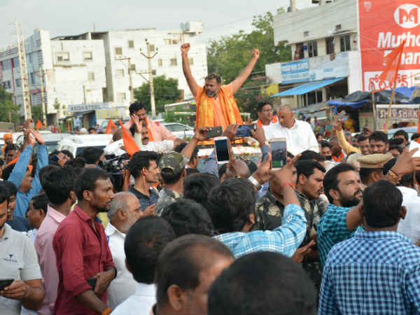Swami Paripoornananda gets a saffron welcome Swami Paripoornananda gets a saffron welcome