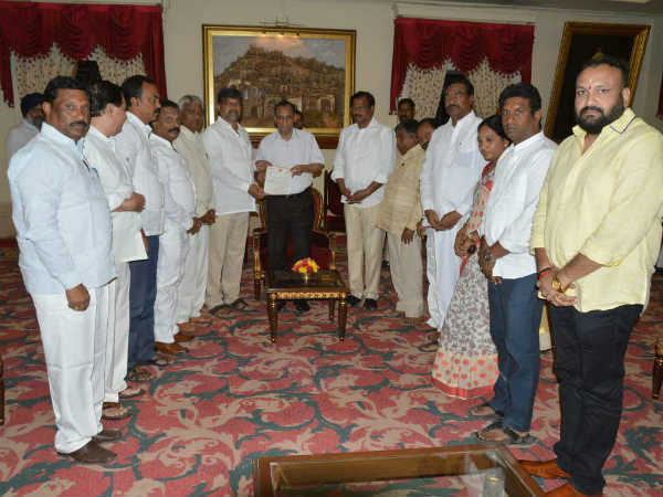 గవర్నర్ను కలిసిన టీడీపీ బృందం