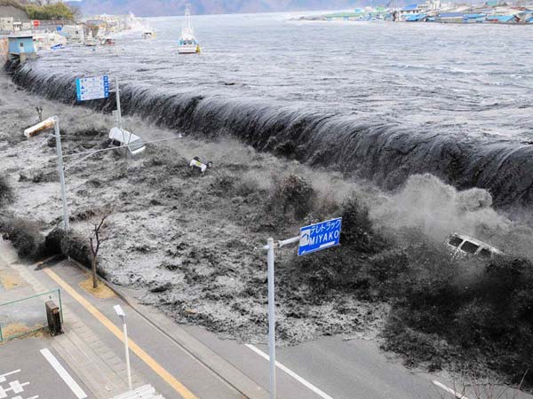 Indonesia earthquake: Tsunami seen in terrifying footage crashing into island with huge wave Indonesia earthquake: Tsunami seen in terrifying footage crashing into island with huge wave