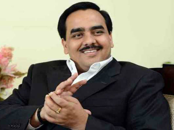 వీఐపీ విమానాల్లో డబ్బు తరలింపు..?