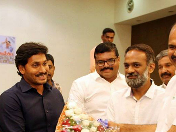 వైసీపీలో ముసలం, టిక్కెట్ ఇవ్వలేదని పార్టీకి రాజీనామా