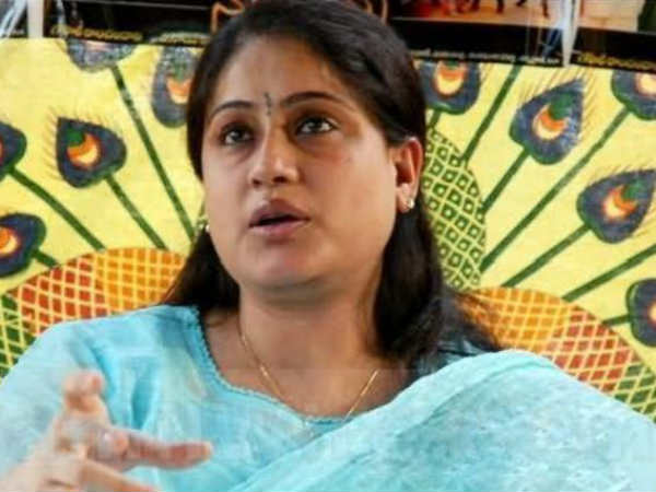 వ్యతిరేక గళం విప్పొద్దు...! లేడీ అమితాబ్ కి గట్టి హెచ్చరికలు..!!