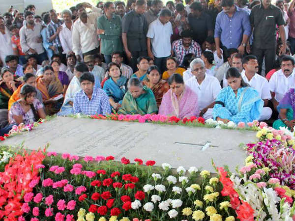 Vijayamma pays homage to Y.S. Rajasekhara Reddy Vijayamma pays homage to Y.S. Rajasekhara Reddy
