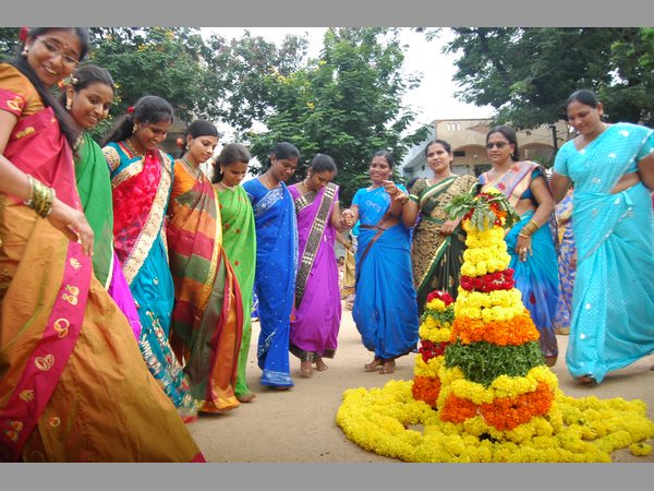 బతుకమ్మ ఆడవద్దని మహిళలకు