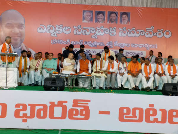 అమిత్ షాతో స్వామీజీల భేటీ