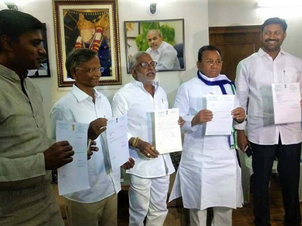 హోదా కోసం ఎంపీల రాజీనామా
