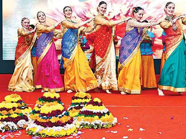 బతుకమ్మ వేడుకల్లో విదేశీ మహిళలు