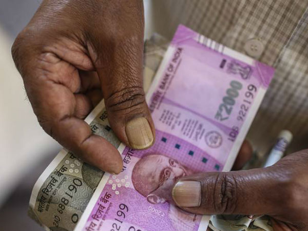 ఆ తుక్కు కిందే...దొంగ నోట్ల కట్టలు