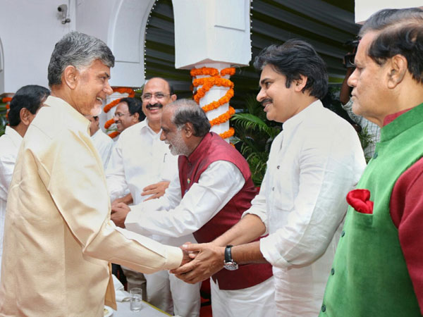 హాజరైన ప్రముఖులు