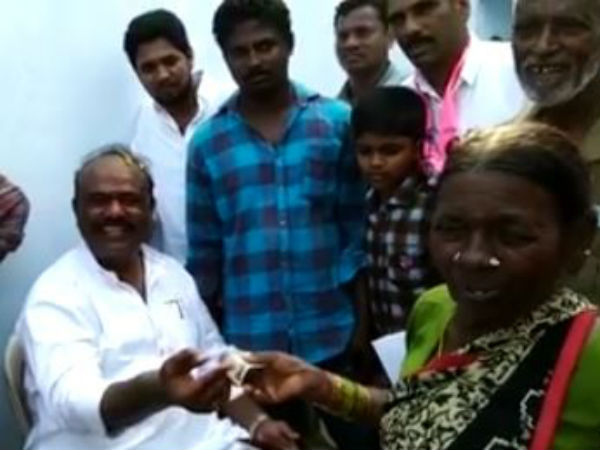 పెద్దావిడ పలకరింపు..