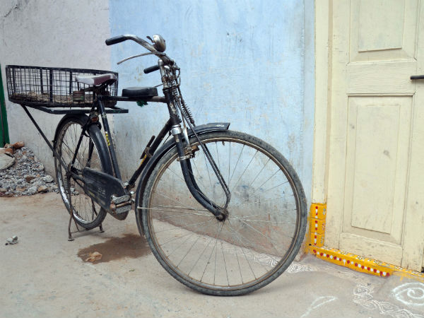 టైర్లలో గాలి తీసేశారు, ఆ వాహనం ఓ మహిళది