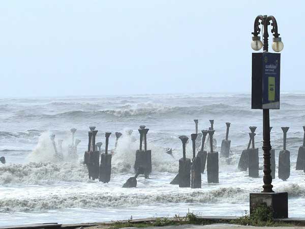 Odisha, Andhra Pradesh on red alert as cyclone Titli inches close Odisha, Andhra Pradesh on red alert as cyclone Titli inches close