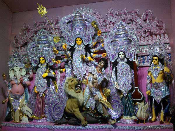 మహిషాసురుని పీడ విరగడవడంతో సంతోషంలో ప్రజలు..! అదే విజయదశమి..!!