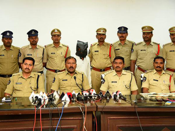 మాయగాడు...ఇలా పట్టుబడ్డాడు...