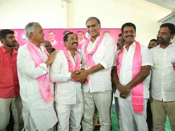 కోదండరాం వాళ్ల పక్కన చేరారు
