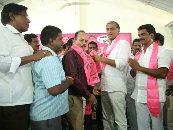 ఎమ్మెల్యే కావడానికి బాబు పక్కన చేరుతావా?
