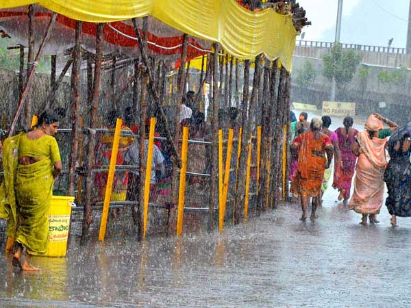 ఏకధాటిగా వర్షం...తడిసి ముద్దయిన భక్తులు