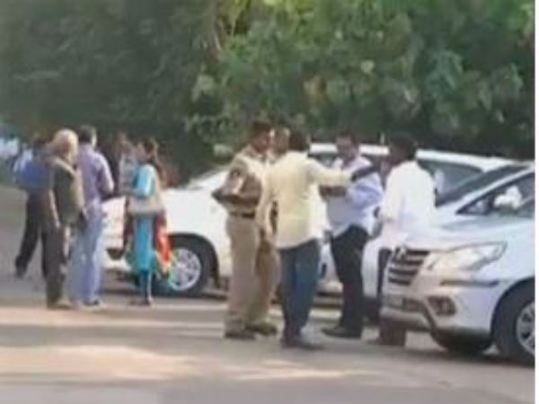 టీడీపీ నేతలపై ఐటీ దాడులు